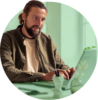 Une personne qui apprend la LSF